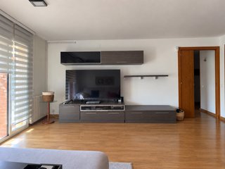 Mueble de comedor madera y mesa con sillas