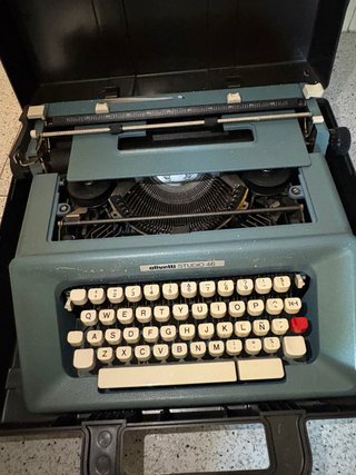 Máquina de escribir Olivetti Studio 46