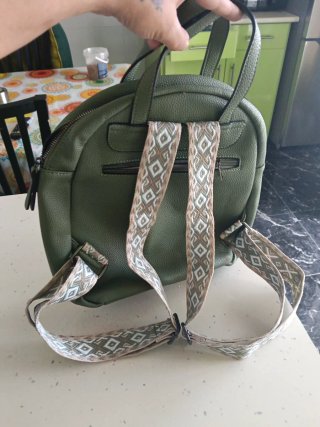 Mochila verde con tiras étnicas