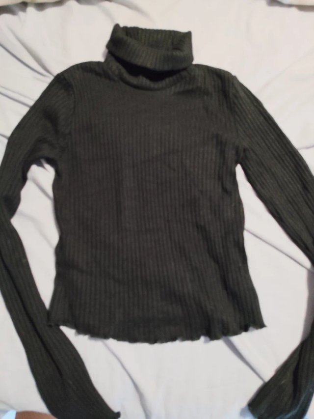 Top de cuello cisne negro