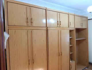 Armario de Madera con estanterías y cama nido