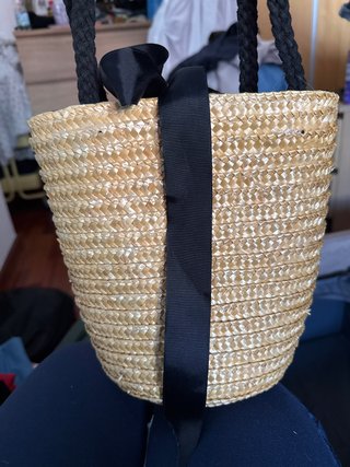 Bolso de mimbre con cinta negra