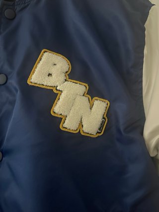Chaqueta Varsity Pull&Bear Azul y Beige