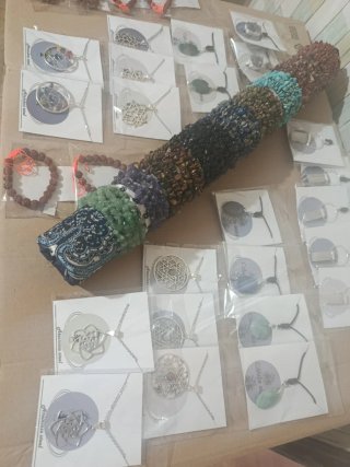 Lote de pulseras de piedra natural y colgantes