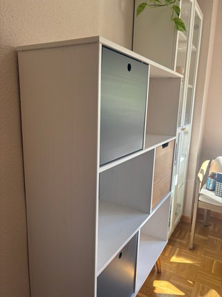 Estantería modular blanca y gris