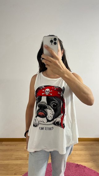 Chaqueta roja y camiseta perro pirata