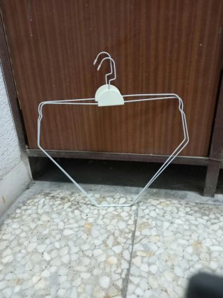 Expositor ropa silueta blanco