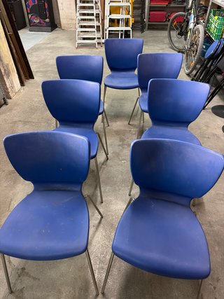 Set di 7 sedie e 3 sgabelli blu e sedia