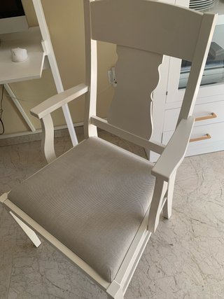 Sillón tapizado beige y blanco