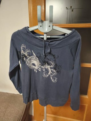 Sudadera azul con estampado