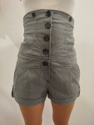 Pantalón talle alto con botones
