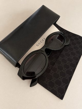 Gafas de sol Gucci negras ovaladas