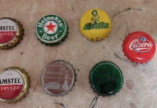 Chapas de botella variadas.