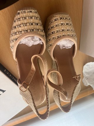 Cuñas Esparto Beige y Dorado Virucci
