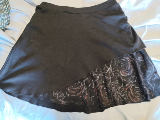 Minifalda Negra con Estampado de Rosas