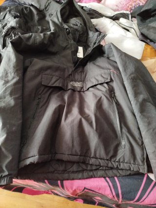 Cazadora tipo canguro Pull&Bear negra