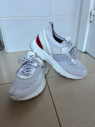 Zapatillas deportivas blancas y rojas