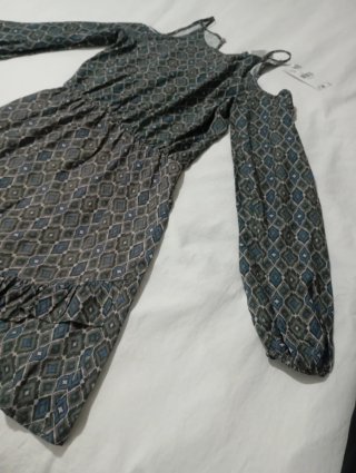 Vestido estampado con hombros descubiertos