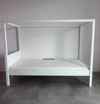 Cama infantil blanca con dosel