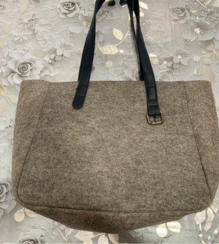 Bolso de fieltro beige con asas negras