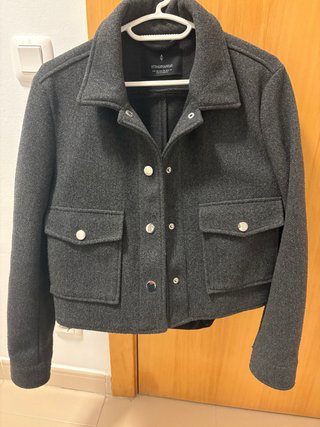 Chaqueta Stradivarius gris