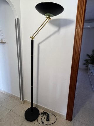 Lámpara de pie negra y dorada articulada