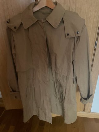 Gabardina beige con capucha