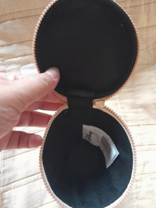Solidario: Cartera Chip Bella y Bestia con roce