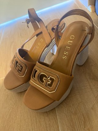 Sandalias Guess marrones con plataforma y tacón T4