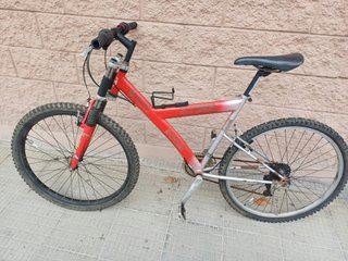 Bicicleta de montaña roja