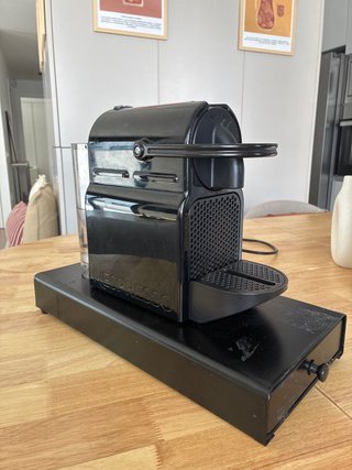 Cafetera Nespresso con Dispensador de Cápsulas