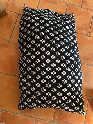 Letto per cani con stampa di impronte