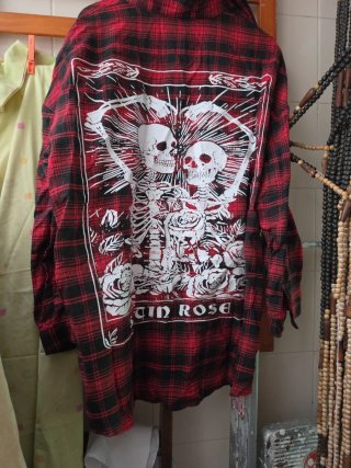 Camisa de cuadros roja y negra con estampado