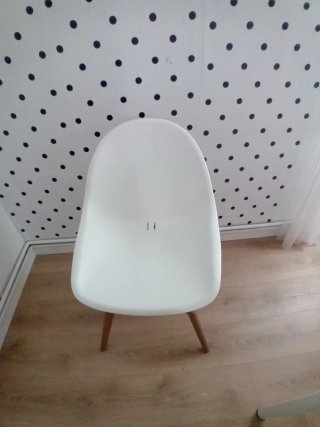 Silla de escritorio blanca y madera