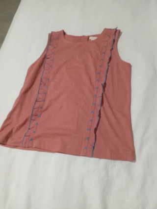 Camiseta sin mangas rosa con volantes