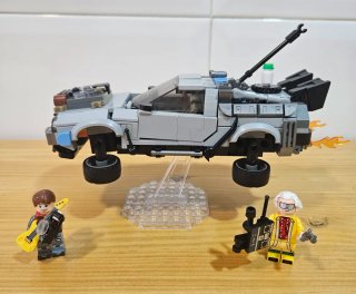 Coche y Figuras Regreso al Futuro NO es LEGO