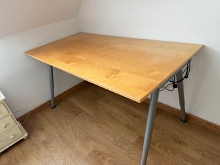 Mesa de escritorio con patas regulables