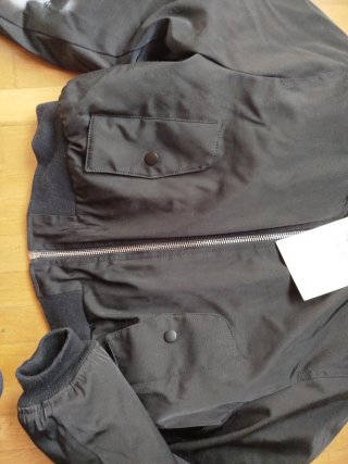 Bomber Pull&Bear Negra con etiqueta