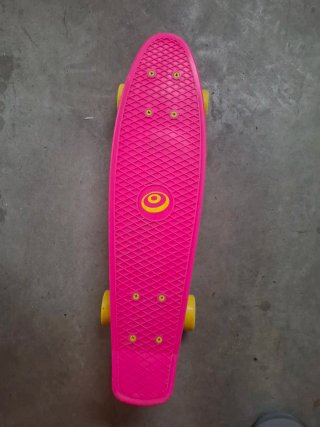 Skateboard tipo Penny rosa y amarillo