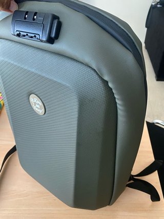 Mochila verde con candado