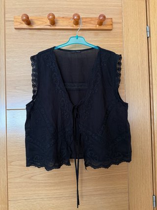 Blusa negra con bordados