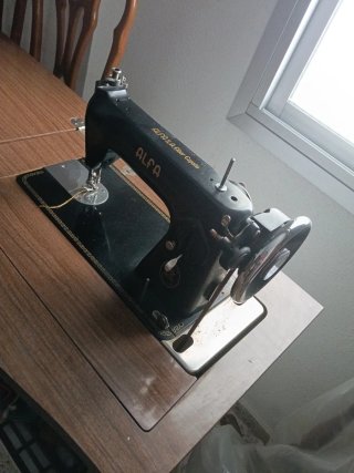 Máquina de coser ALFA antigua con mueble