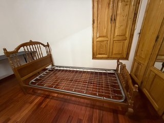 Cama de Madera Clásica Maciza con Somier Metálico