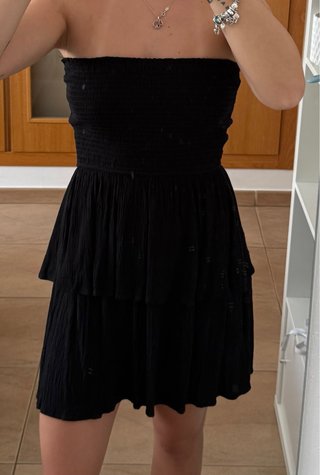 Vestido negro con volantes