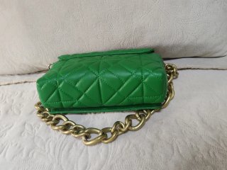 Bolso verde acolchado con cadena dorada