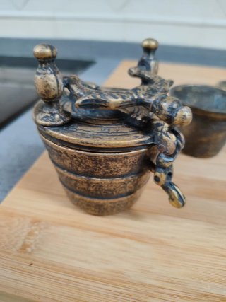 Set di nove vasi decorativi in bronzo a nido d'ape