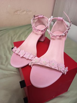 Sandalias rosas con flores