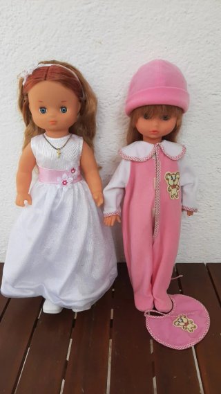 Set de 2 Muñecas: Comunión y muñeca con pijama.