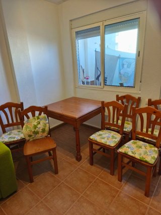 Mesa Extensible de Madera con 6 Sillas Descripción