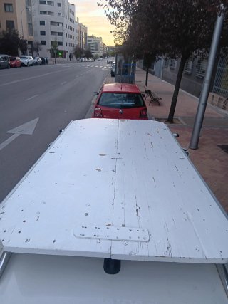 Bacas y tabla de madera para coche con carriles to